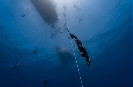 Infranto il record mondiale di immersione in profondità e in