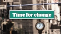 Immagine di cartello stradale con scritto "TIME FOR CHANGE"