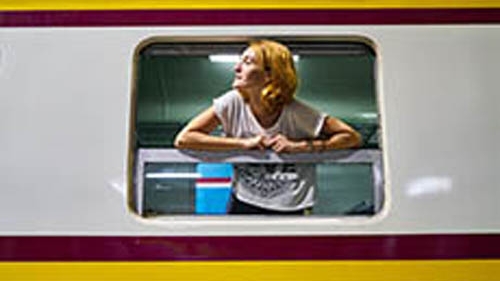 Persona affacciata al finestrino di un treno