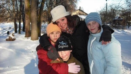 Antonella Guidi con i bambini dell'orfanatrofio ucraino