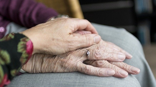 Immagine mani di anziani