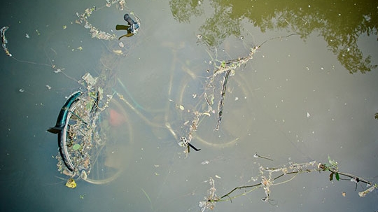 foto rottami di una bicicletta nell'acqua