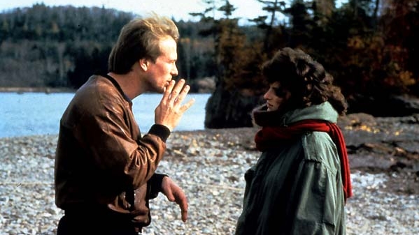 I protagonisti del film, James Leeds (William Hurt) e Sarah Norman (Marlee Matlin), n un dialogo nella lingua dei segni americana