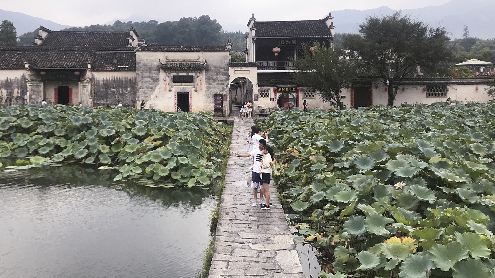 Giovani turisti scattano dei selfie nel villaggio di Hongcun, Anhui, il primo villaggio cinese ad essere iscritto nel Patrimonio Mondiale dall’UNESCO (Foto A. Pola 2017)