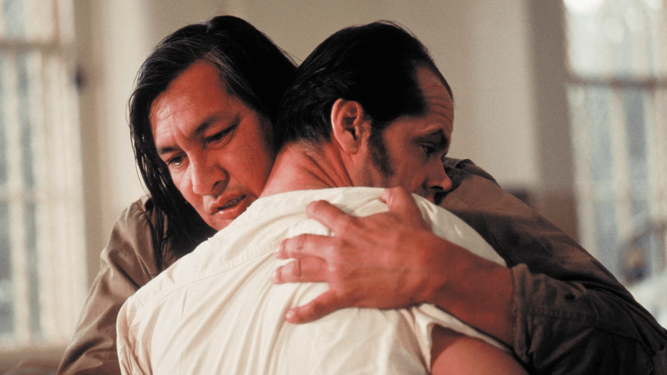 Jack Nicholson (Randle Patrick McMurphy) abbracciato da Will Sampson (Capo Bromden) in una scena del film