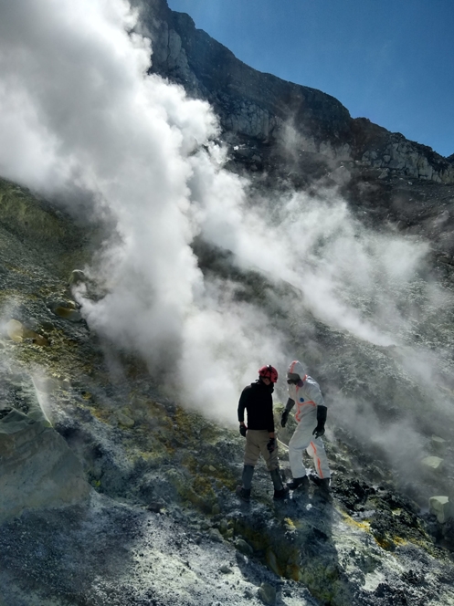 Fumarole all'interno del cratere del vulcano di Poas (Costa Rica)