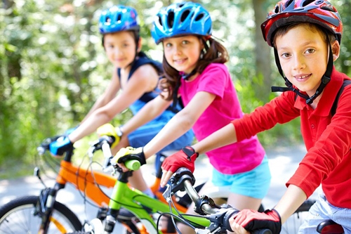 Bambini in bicicletta