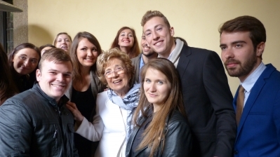 Sofia Corradi con alcuni studenti di Erasmus
