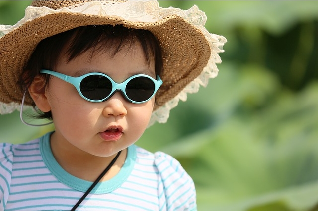 Bambina con cappello e occhiali da sole