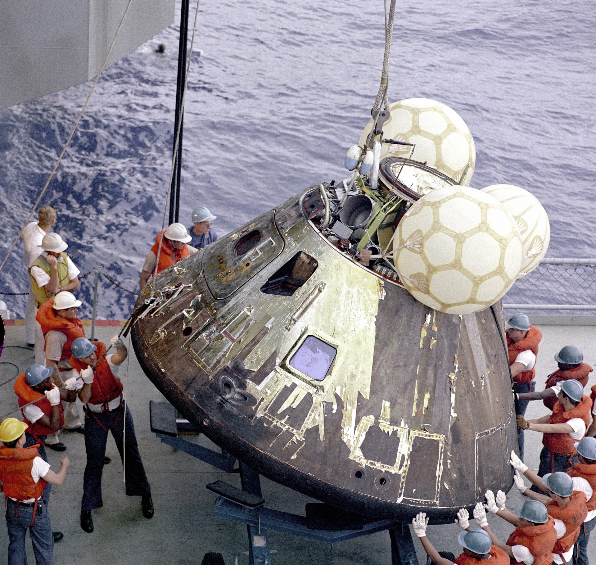 Operazione di recupero in mare della capsula dell'Apollo 13