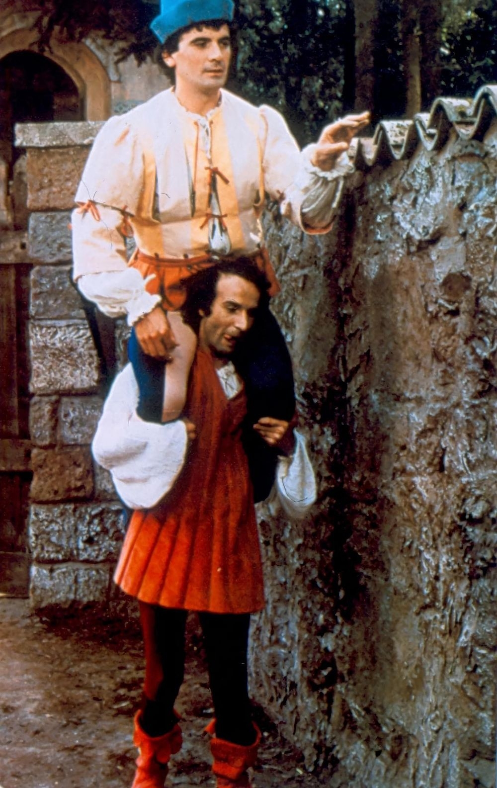 Massimo Troisi (Mario) sulle spalle di Roberto Benigni (Saverio), in una scena del film