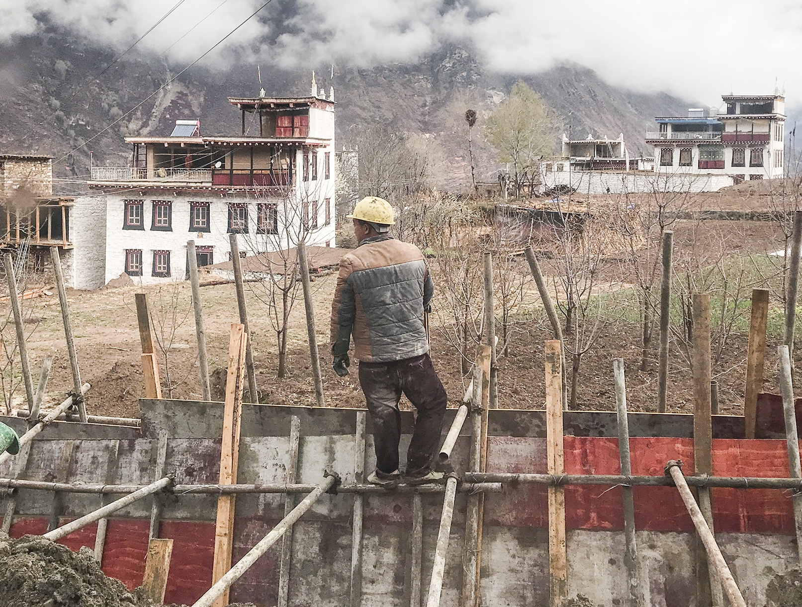 La costruzione di nuove infrastrutture nei villaggi tibetani del Danba, Sichuan (foto A. Pola,  2019)